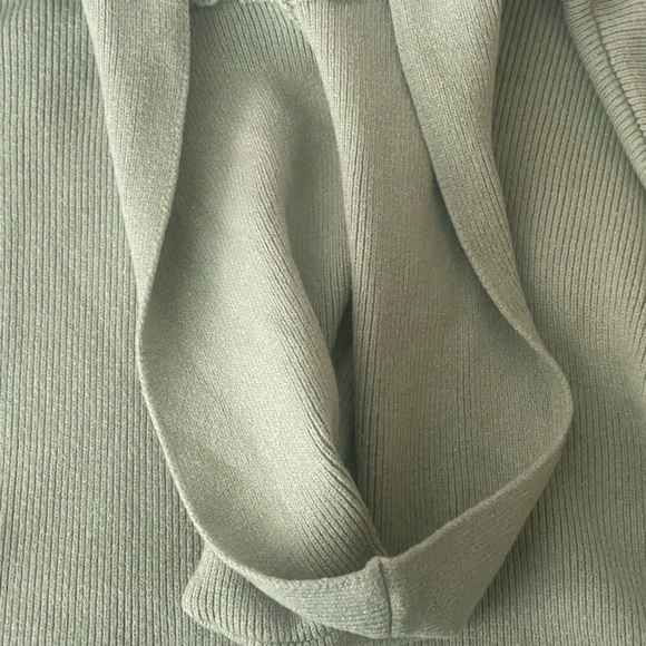 Tahari women’s sweater - Picture 4 of 10